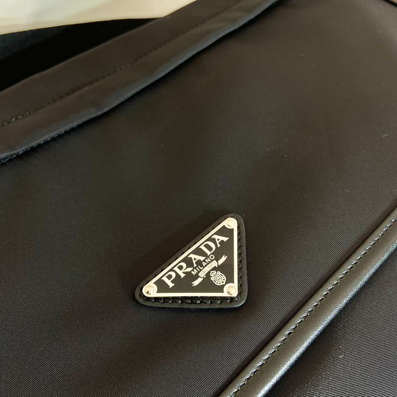 PRADA メッセンジャーバッグ リサイクルナイロン メンズ 30×27.5×14.5cm