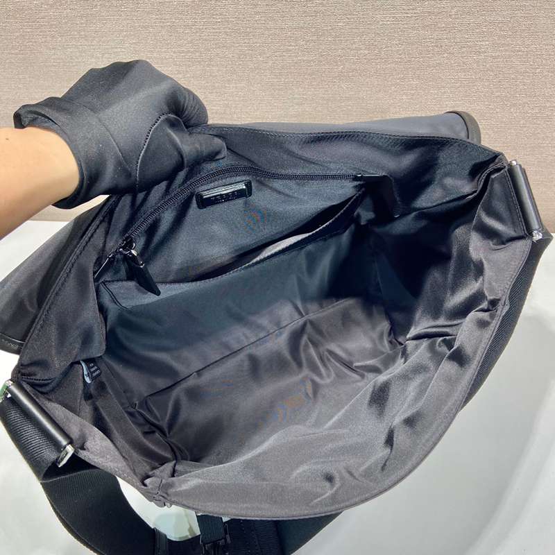 PRADA メッセンジャーバッグ リサイクルナイロン メンズ 30×27.5×14.5cm