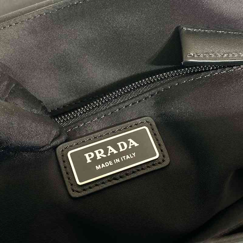 PRADA メッセンジャーバッグ リサイクルナイロン メンズ 30×27.5×14.5cm