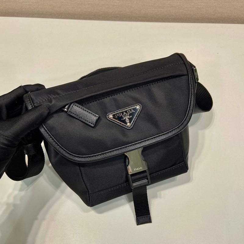 PRADA メッセンジャーバッグ サフィアーノ×ナイロン ユニセックス 16×16×8cm