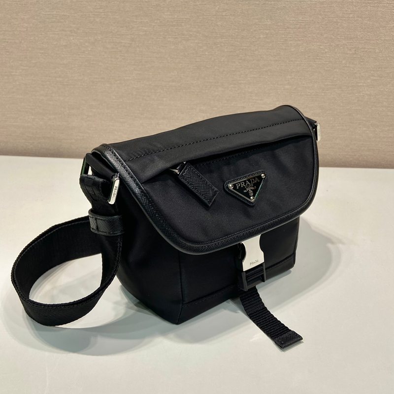 PRADA メッセンジャーバッグ サフィアーノ×ナイロン ユニセックス 16×16×8cm