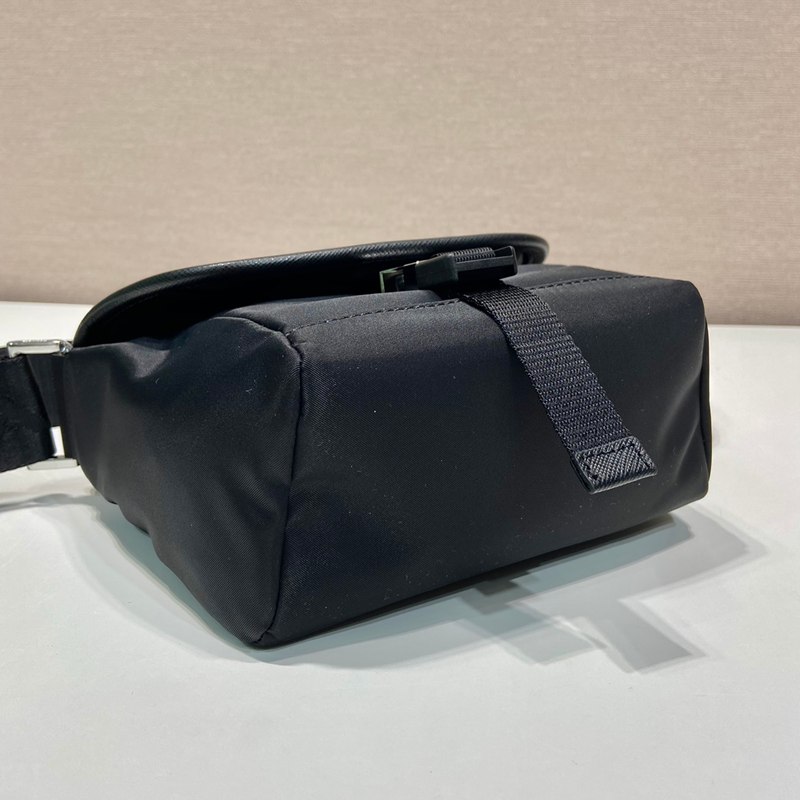 PRADA メッセンジャーバッグ サフィアーノ×ナイロン ユニセックス 16×16×8cm