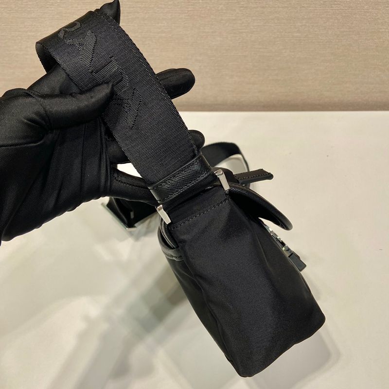 PRADA メッセンジャーバッグ サフィアーノ×ナイロン ユニセックス 16×16×8cm