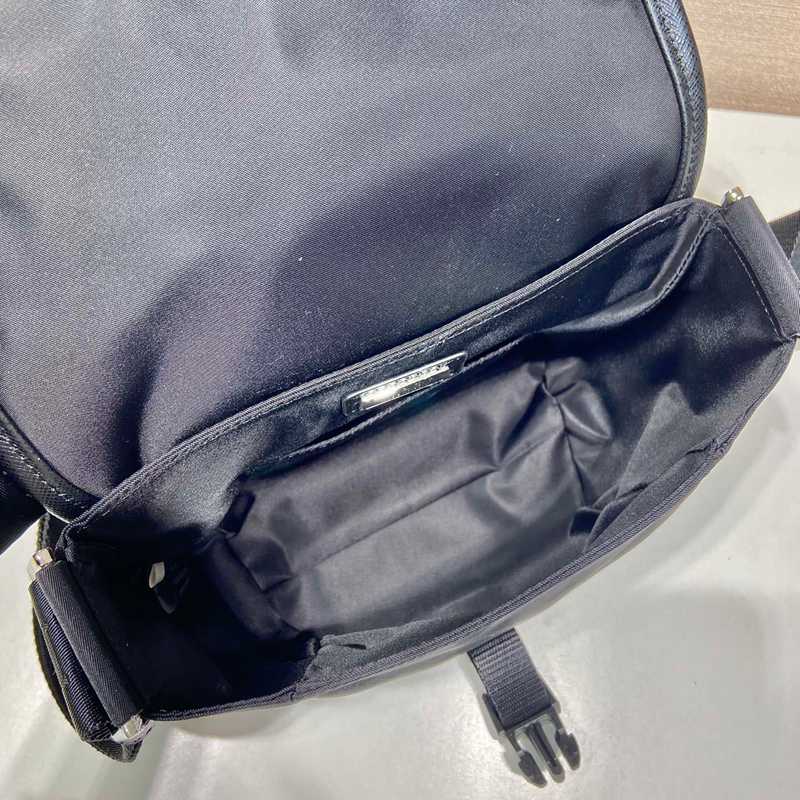 PRADA メッセンジャーバッグ サフィアーノ×ナイロン ユニセックス 16×16×8cm