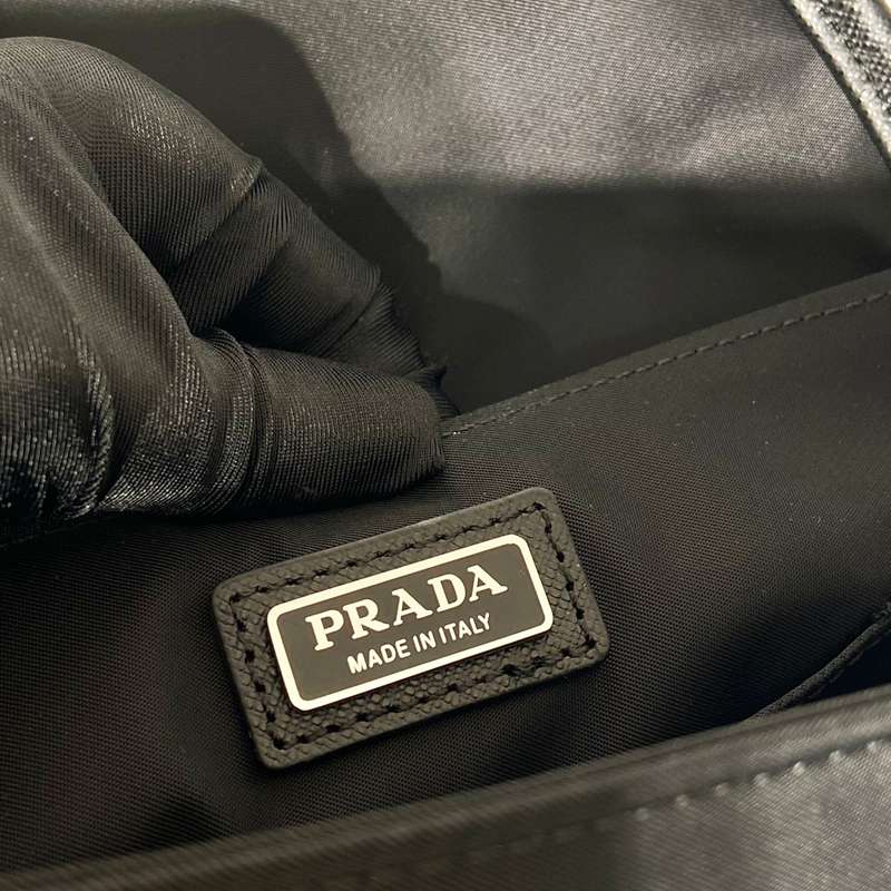 PRADA メッセンジャーバッグ サフィアーノ×ナイロン ユニセックス 16×16×8cm