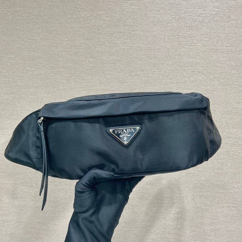 PRADA ウエストバッグ リサイクルナイロン サフィアーノ メンズ 26×12×7cm