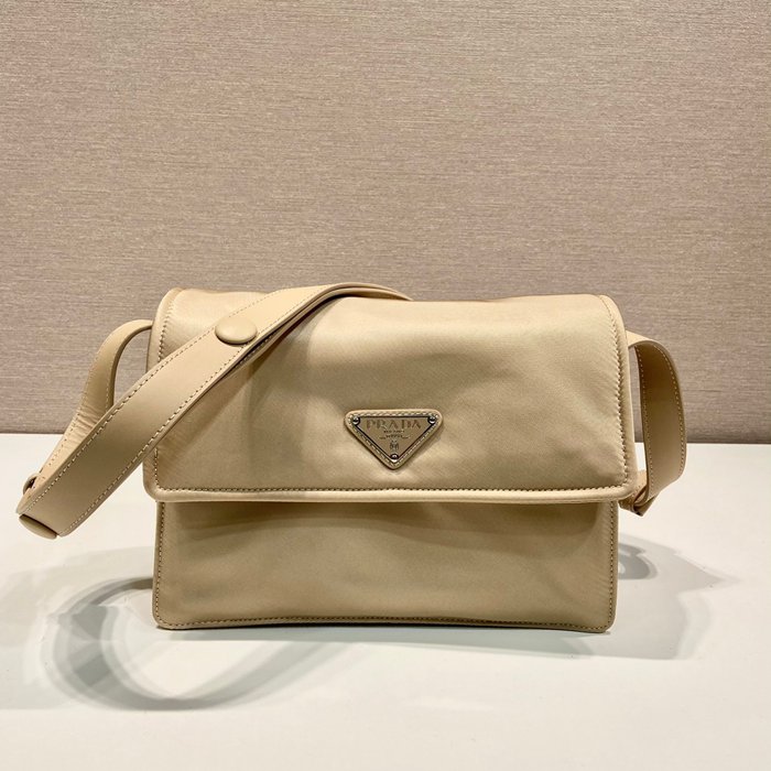 プラダ ショルダーバッグ 23.5×18×11cm プラダ ショルダーバッグ 23.5×18×11cm