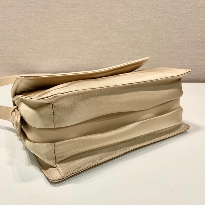 プラダ ショルダーバッグ 23.5×18×11cm