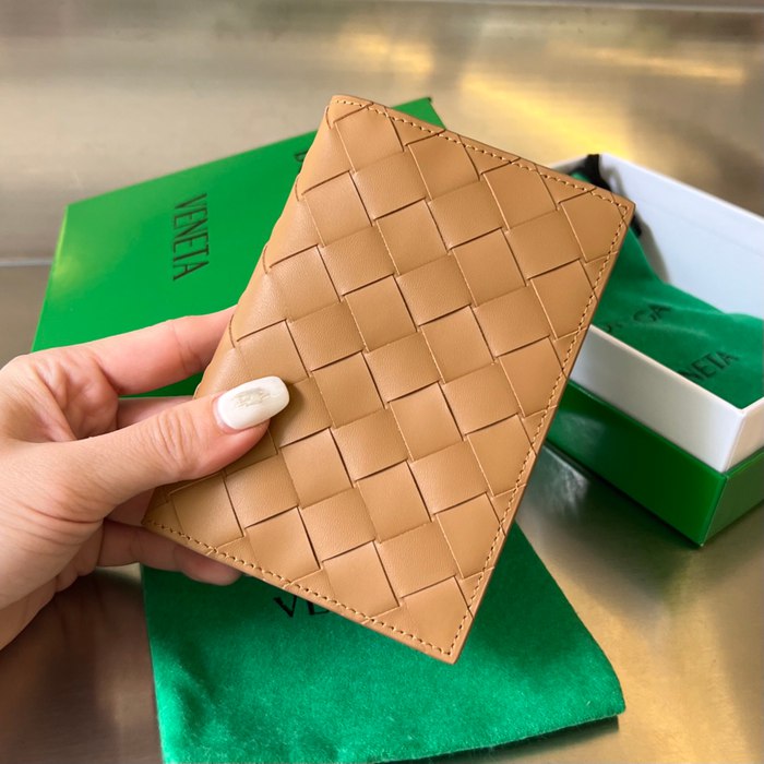 BOTTEGA VENETA イントレチャート パスポートケース ユニセックス 13.3×9.5cm