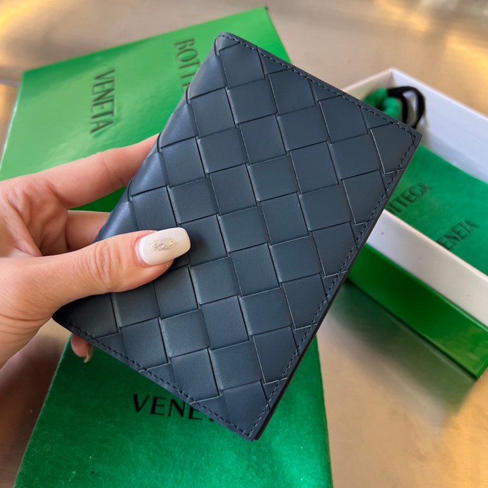 BOTTEGA VENETA イントレチャート パスポートケース ユニセックス 13.3×9.5cm