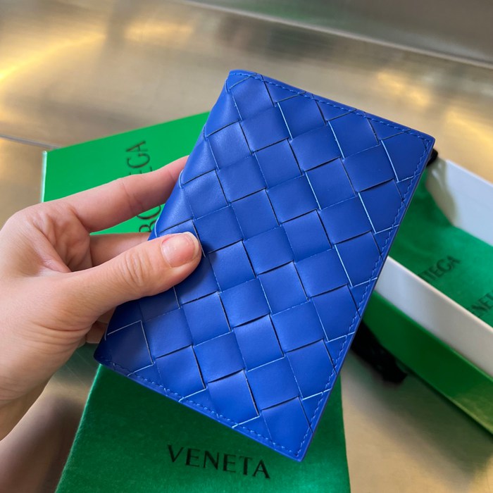 BOTTEGA VENETA イントレチャート パスポートケース ユニセックス 13.3×9.5cm