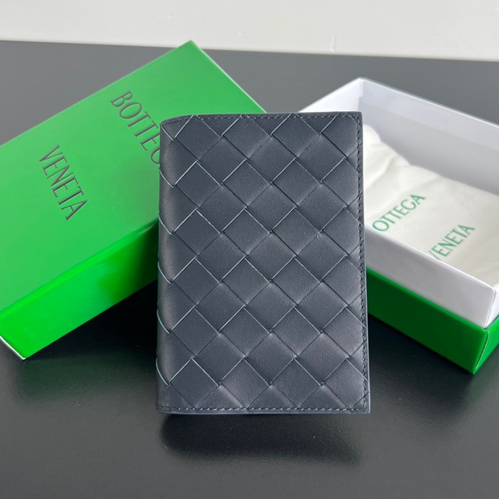 BOTTEGA VENETA イントレチャート パスポートケース ユニセックス 13.3×9.5cm