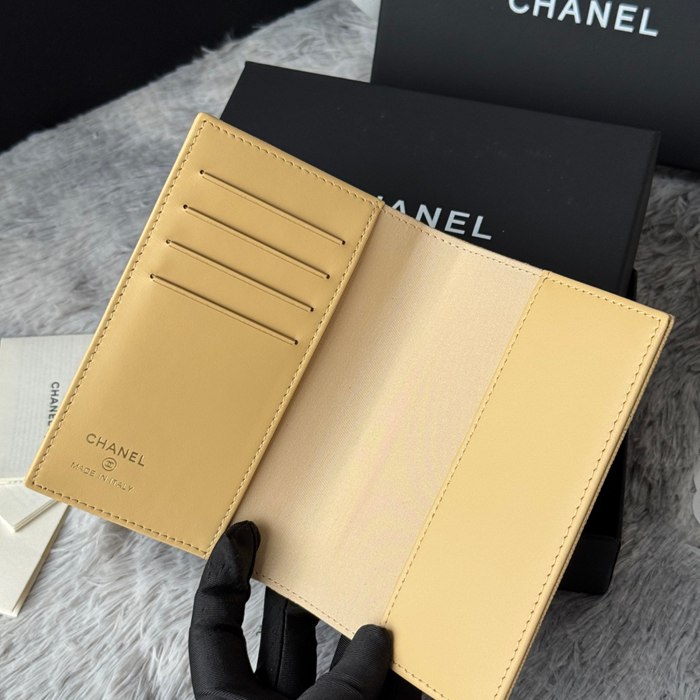 CHANEL パスポートケース カーフレザー ユニセックス 14.5×10.5×2cm