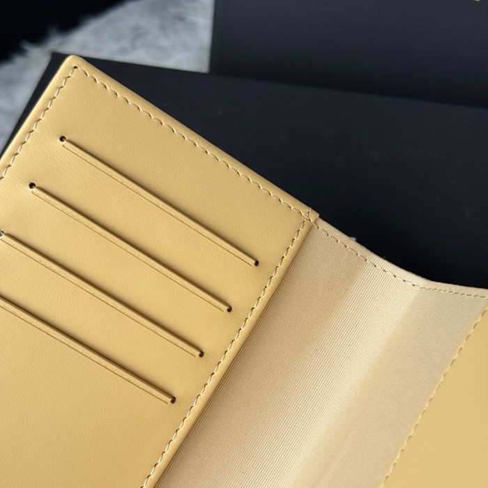 CHANEL パスポートケース カーフレザー ユニセックス 14.5×10.5×2cm