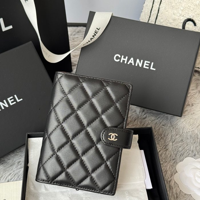 CHANEL パスポートケース カーフレザー ユニセックス 15×10×3cm