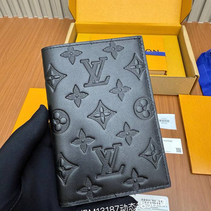 LOUIS VUITTON パスポートケース モノグラム シャドウ レザー メンズ 10×14×2.5cm