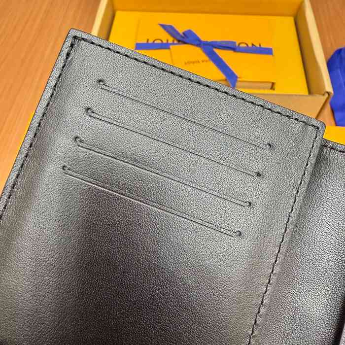LOUIS VUITTON パスポートケース モノグラム シャドウ レザー メンズ 10×14×2.5cm