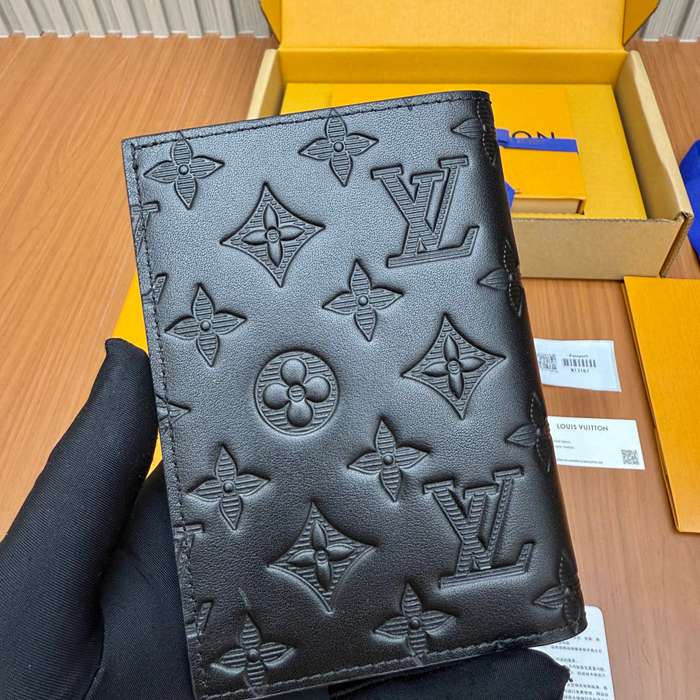LOUIS VUITTON パスポートケース モノグラム シャドウ レザー メンズ 10×14×2.5cm