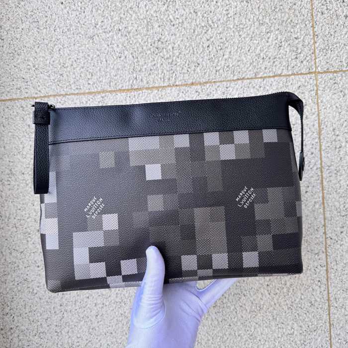LOUIS VUITTON ポシェット ボヤージュ スープル ダモフラージュ メンズ 30×21×7.5cm