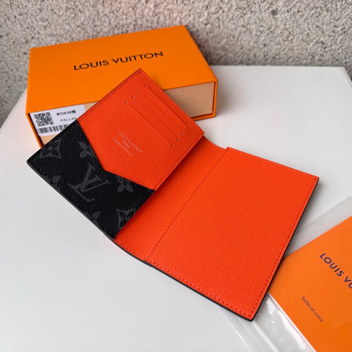 LOUIS VUITTON パスポートケース モノグラム エクリプス メンズ 10×14×2.5cm