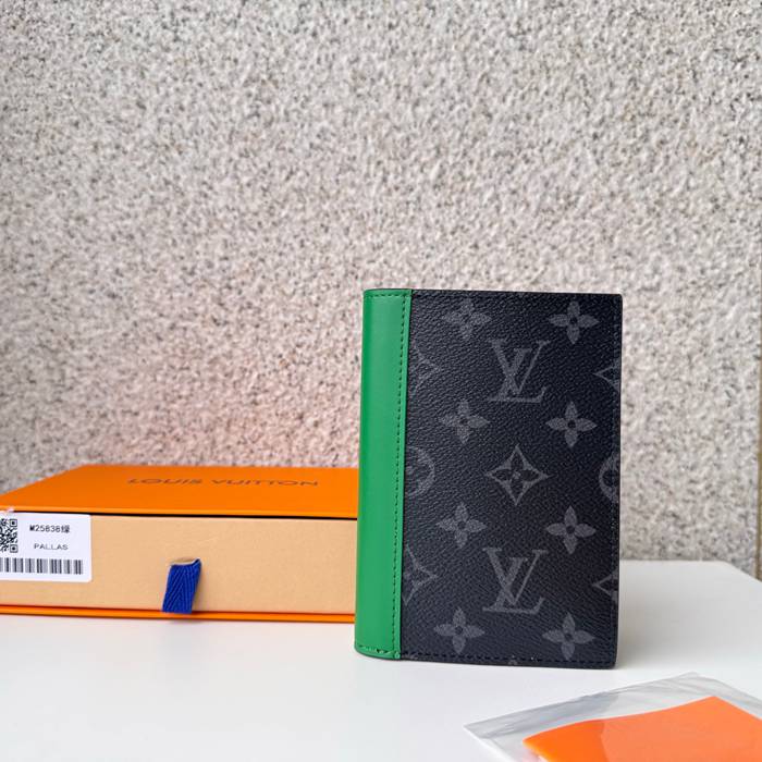 LOUIS VUITTON パスポートケース モノグラム エクリプス メンズ 10×14×2.5cm