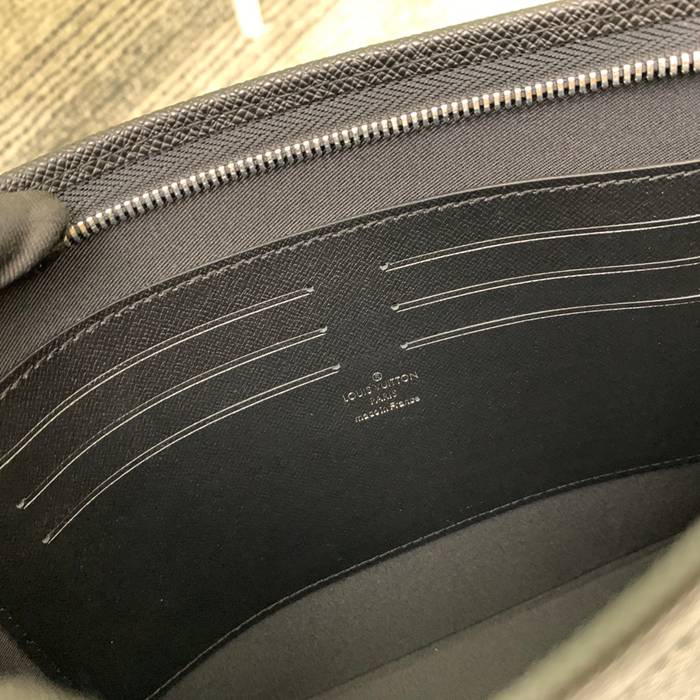 LOUIS VUITTON ポシェット ボヤージュ タイガレザー メンズ 27×21×3cm