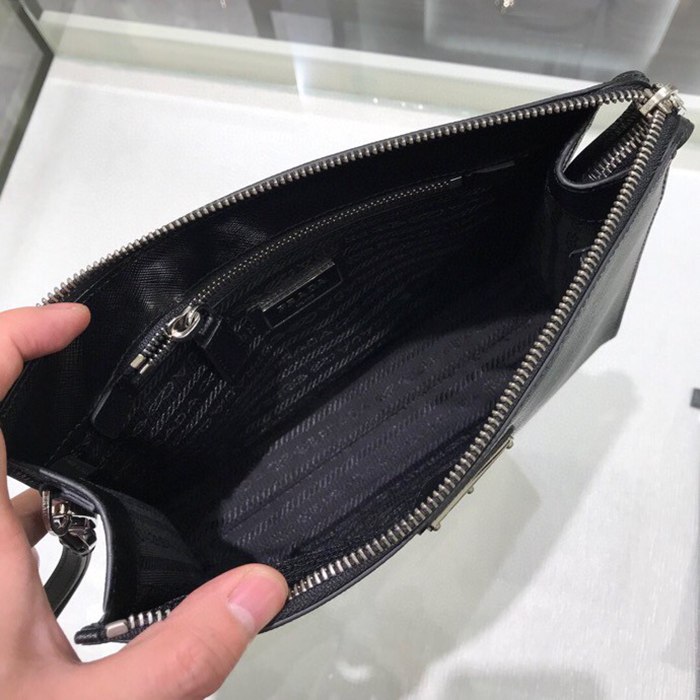 PRADA 2NE007 メンズクラッチバッグ サフィアーノ十字紋 サイズ:24x16.5x6.5cm