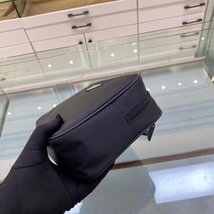 PRADA 2NE035 クラッチバッグ ナイロン三角 サイズ:24x16cm