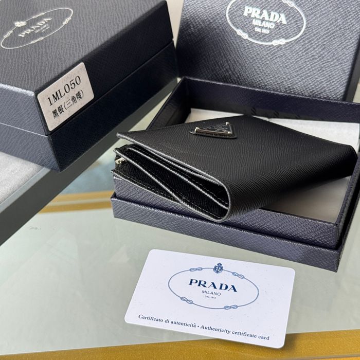 PRADA 1ML050 短財布 サフィアーノ十字紋 牛皮 サイズ:10x9cm