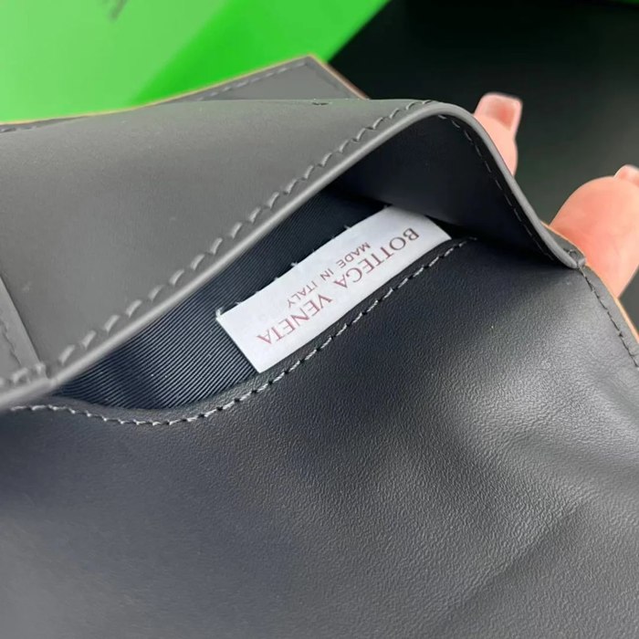 BOTTEGA VENETA BV 777046 カセット パスポートケース 編み羊皮 13.6x10.5cm サイズ:13.6x10.5cm