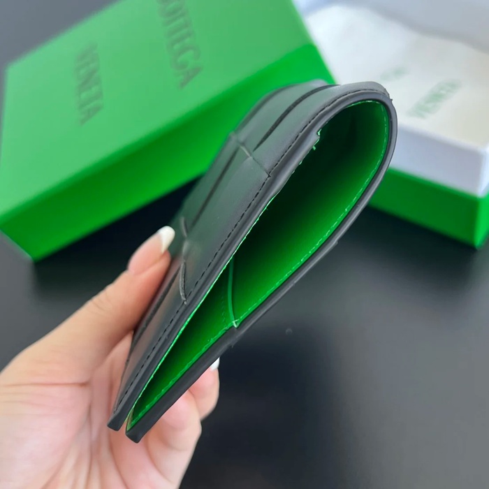 BOTTEGA VENETA BV 777046 カセット パスポートケース 編み羊皮 13.6x10.5cm サイズ:13.6x10.5cm