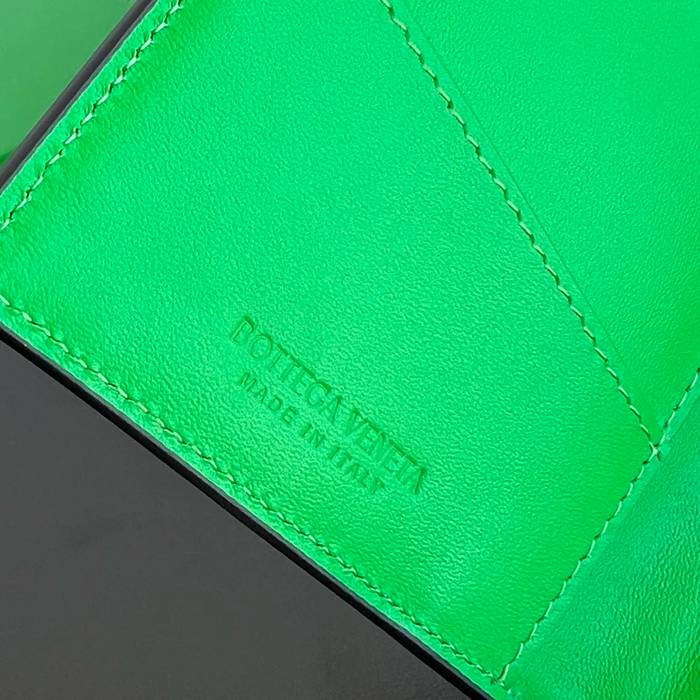 BOTTEGA VENETA BV 777046 カセット パスポートケース 編み羊皮 13.6x10.5cm サイズ:13.6x10.5cm