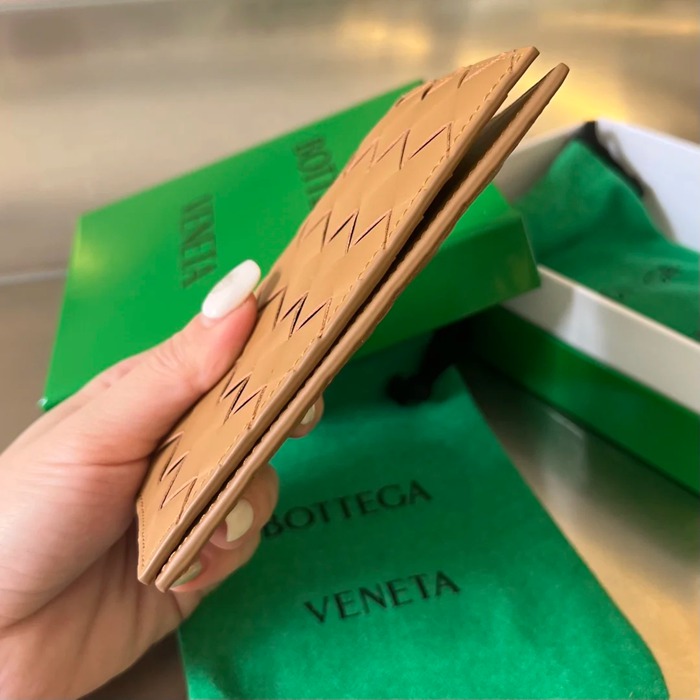 BOTTEGA VENETA BV 607482 新作パスポートケース 編み牛皮 13.3x9.5cm サイズ:13.3x9.5cm