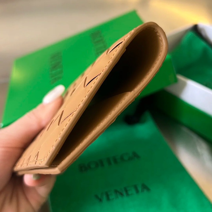 BOTTEGA VENETA BV 607482 新作パスポートケース 編み牛皮 13.3x9.5cm サイズ:13.3x9.5cm