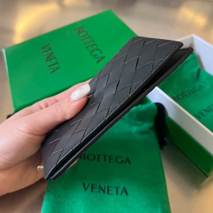 BOTTEGA VENETA BV 607482 新作パスポートケース 編み牛皮 13.3x9.5cm サイズ:13.3x9.5cm