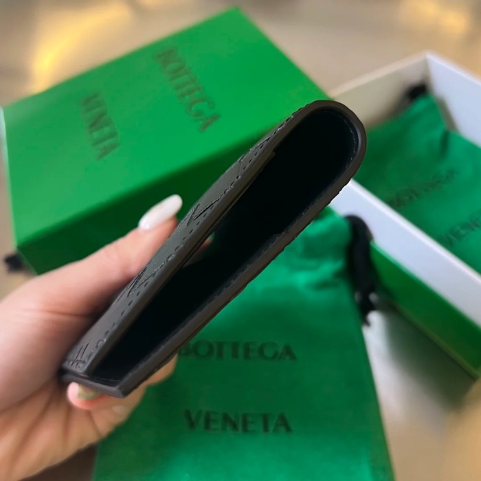 BOTTEGA VENETA BV 607482 新作パスポートケース 編み牛皮 13.3x9.5cm サイズ:13.3x9.5cm
