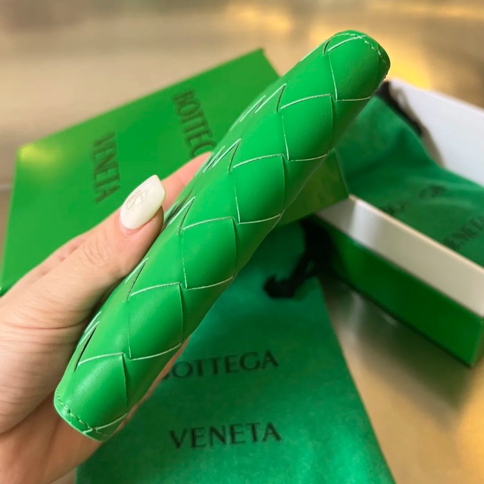 BOTTEGA VENETA BV 607482 新作パスポートケース 編み牛皮 13.3x9.5cm サイズ:13.3x9.5cm