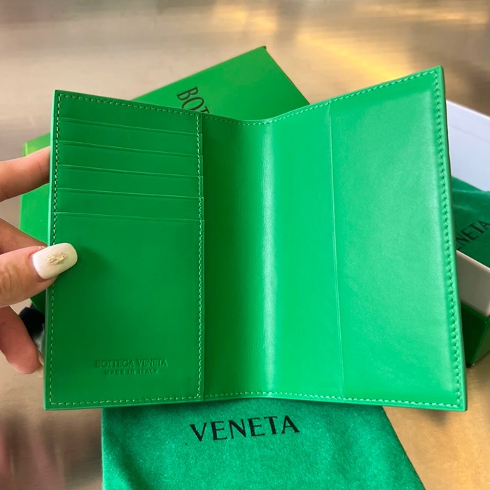 BOTTEGA VENETA BV 607482 新作パスポートケース 編み牛皮 13.3x9.5cm サイズ:13.3x9.5cm