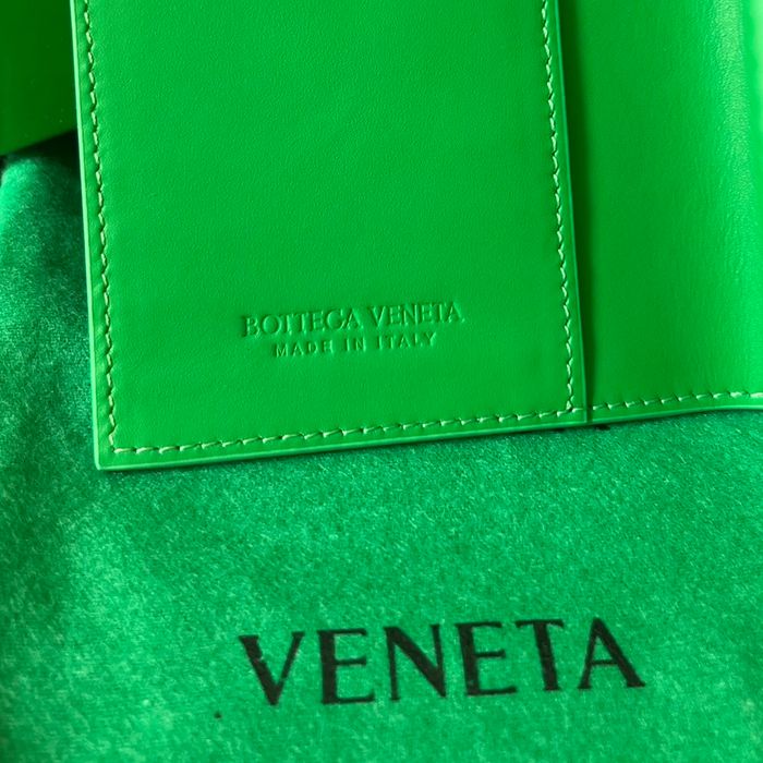 BOTTEGA VENETA BV 607482 新作パスポートケース 編み牛皮 13.3x9.5cm サイズ:13.3x9.5cm