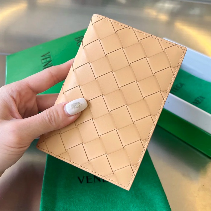 BOTTEGA VENETA BV 607482 新作パスポートケース 編み牛皮 13.3x9.5cm サイズ:13.3x9.5cm