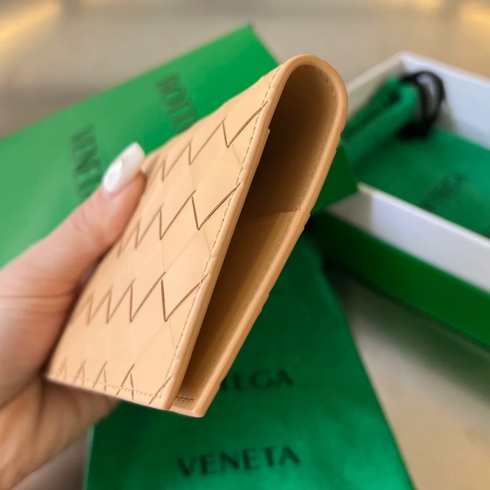 BOTTEGA VENETA BV 607482 新作パスポートケース 編み牛皮 13.3x9.5cm サイズ:13.3x9.5cm