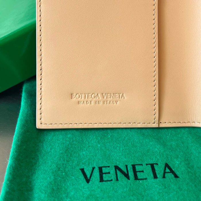 BOTTEGA VENETA BV 607482 新作パスポートケース 編み牛皮 13.3x9.5cm サイズ:13.3x9.5cm
