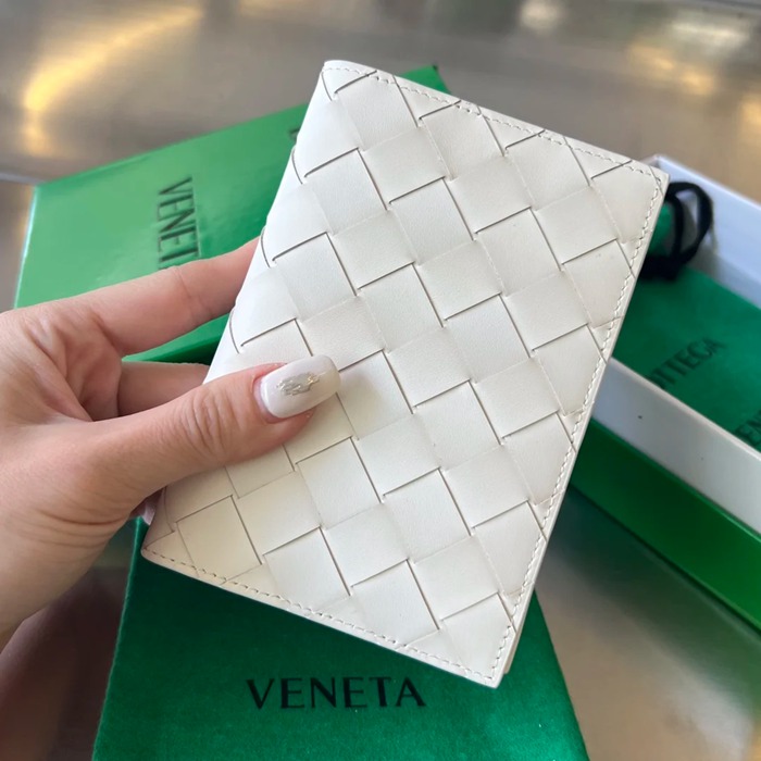 BOTTEGA VENETA BV 607482 新作パスポートケース 編み牛皮 13.3x9.5cm サイズ:13.3x9.5cm