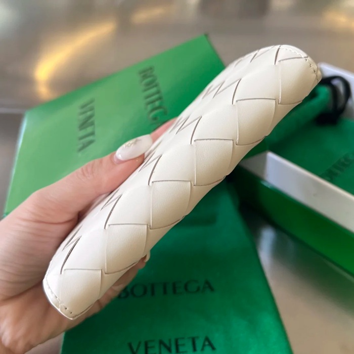 BOTTEGA VENETA BV 607482 新作パスポートケース 編み牛皮 13.3x9.5cm サイズ:13.3x9.5cm
