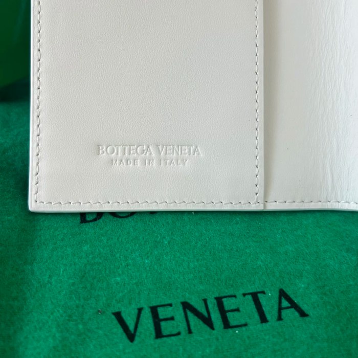 BOTTEGA VENETA BV 607482 新作パスポートケース 編み牛皮 13.3x9.5cm サイズ:13.3x9.5cm