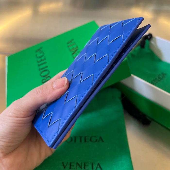 BOTTEGA VENETA BV 607482 新作パスポートケース 編み牛皮 13.3x9.5cm サイズ:13.3x9.5cm