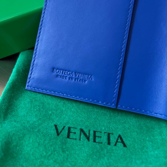 BOTTEGA VENETA BV 607482 新作パスポートケース 編み牛皮 13.3x9.5cm サイズ:13.3x9.5cm