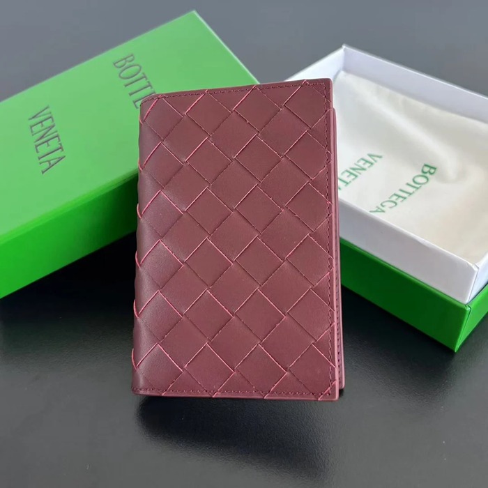 BOTTEGA VENETA BV 607482 新作パスポートケース 編み牛皮 13.3x9.5cm サイズ:13.3x9.5cm
