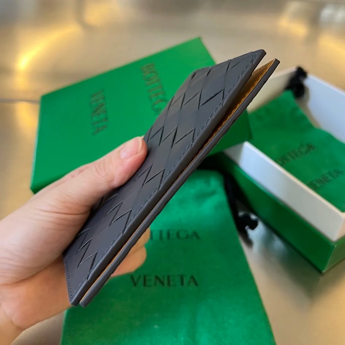 BOTTEGA VENETA BV 607482 新作パスポートケース 編み牛皮 13.3x9.5cm サイズ:13.3x9.5cm