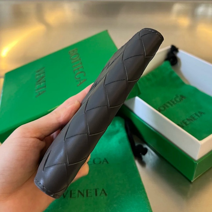 BOTTEGA VENETA BV 607482 新作パスポートケース 編み牛皮 13.3x9.5cm サイズ:13.3x9.5cm